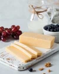 Сыр полутвердый "Тильзитер"м.д.ж. в сухом веществе 50%, 200г